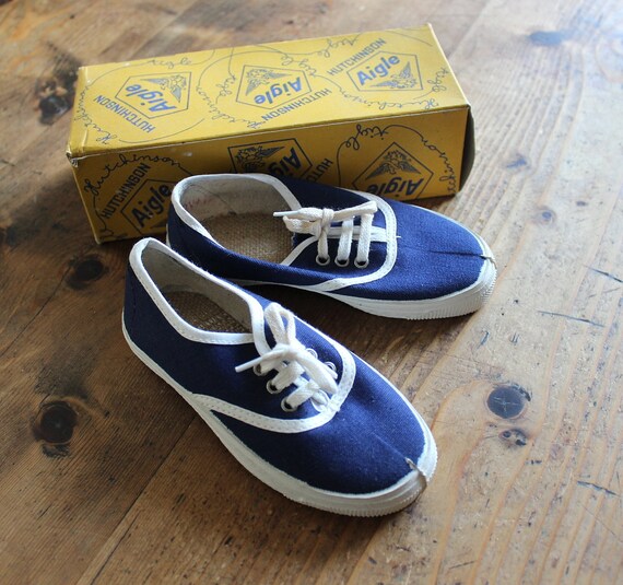 Vintage canvas best sale sneakers