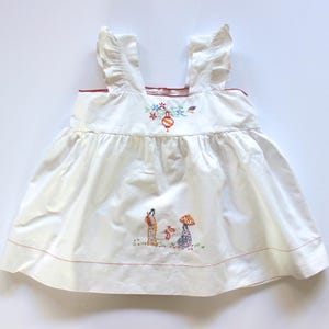 Vintage 1950&#39;s white cotton apron dress with embroideries - French NOS - Size 18 months