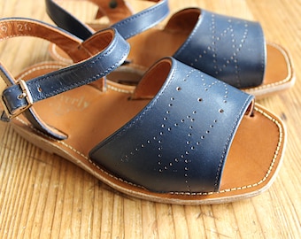 Sandales en cuir bleu marine des années 60 - Stock neuf - Taille 28