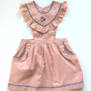 Vintage 1950&#39;s pink cotton apron dress with floral embroideries - French NOS - Size 4 years