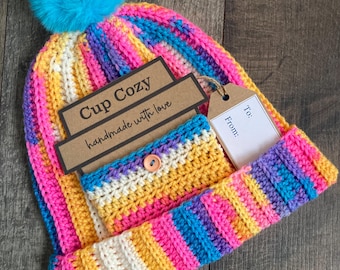 Gorro arcoíris de ganchillo hecho a mano con pompón sintético y funda para taza