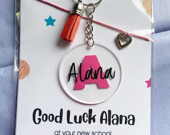 Llavero/etiqueta para mochila/amuleto de corazón personalizado de Feliz Cumpleaños y Buena Suerte para la escuela, regalo en postal A6 personalizada para guardería, primaria y secundaria.