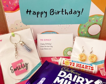 Caja de regalo personalizada de feliz cumpleaños con temática de donuts y helados / Caja de cumpleaños para ella / Regalo de cumpleaños por correo / Pendientes, chocolates y dulces
