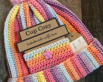 Gorro arcoíris de ganchillo hecho a mano con pompón sintético y funda para taza