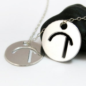 Collar de encanto inicial de plata, collar de monograma de plata, collar de nombre personalizado, collar de letras, collar inicial de 2, disco inicial de plata.