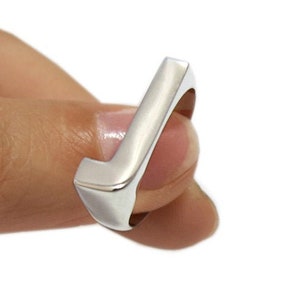 Anillo de oro inicial, anillo de letras personalizado, anillo J, anillo inicial unisex, anillo de alfabeto de oro blanco de 14 k, joyería inicial, anillo de nombre de oro
