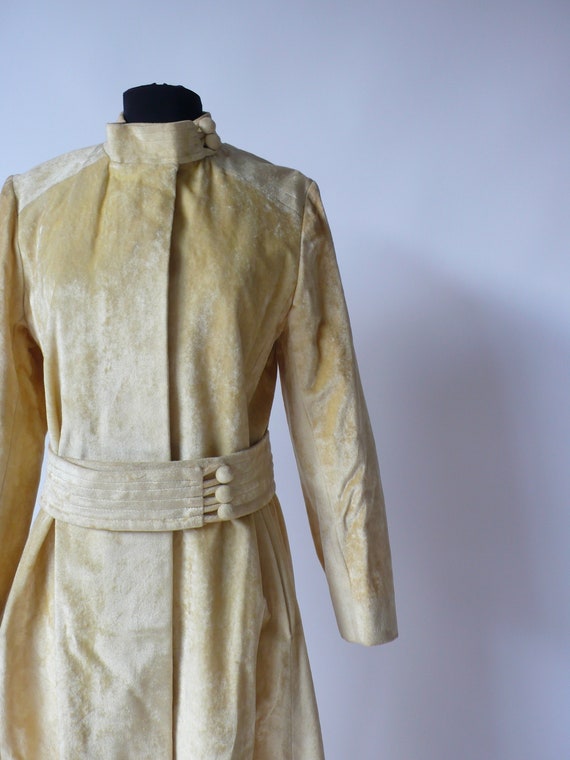 1970s Women's Pale Yellow Crushed Velvet Coat | S… - image 5