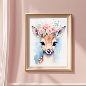 Grazioso poster di un giovane cervo con corona di fiori. Acquerello per la cameretta o la camera dei bambini. Regalo di arte murale per neogenitori. Decorazione floreale con cerbiatto.