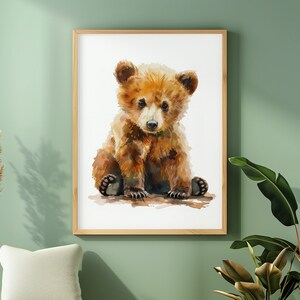 Poster orsetto. Arte murale con cucciolo di orso bruno ad acquerello. Decorazione per cameretta, sala giochi o cameretta per bambini. Bambini con cuccioli di animali. Regalo per cameretta nella foresta.