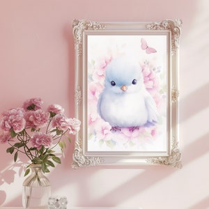 Poster di un grazioso uccellino blu con fiori rosa e farfalla. Arte murale per la cameretta dei bambini o la cameretta dei bambini. Regalo da appendere alla parete. Decorazione per la sala giochi