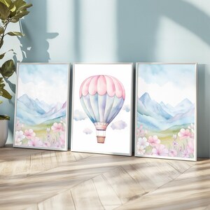 Set di poster a tema mongolfiera. Dipinti per bambini piccoli. Decorazioni per la casa con paesaggi montani. Arte murale per la cameretta dei bambini con fiori rosa.