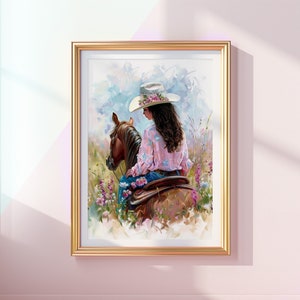 Poster di cowgirl bruna a cavallo. Sereno arazzo western. Calmo stile dipinto a olio country. Arte murale per la camera da letto delle ragazze con campo di fiori.