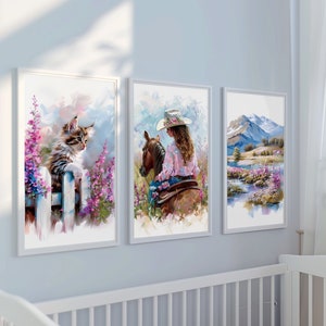 Serie di poster country western. Cowgirl con cavallo, gattino tra fiori selvatici e dipinti di paesaggi montani. Arredamento per la casa in stile Southern Living.