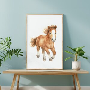 Grazioso poster di pony. Decorazione per la cameretta dei neonati. Arte murale per la cameretta dei bambini, la nursery o la sala giochi. Dipinto ad acquerello con tema country western di cavalli.