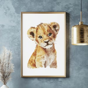 Poster di un cucciolo di leone. Arte murale per la cameretta dei bambini con un cucciolo di leone. Decorazione per la camera da letto di bambine e bambini. Acquerello di animali selvatici. Decorazione murale a tema savana.