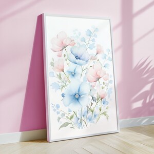Poster con fiori rosa e blu, opzione 1. Arte murale per camera da letto a tema floreale per bambine. Decorazione per cameretta o sala giochi per bambini. Dipinto ad acquerello con bouquet.