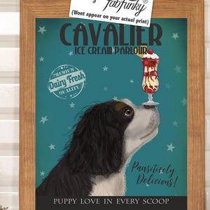 Bild av Cavalier King Charles Spaniel, rolig hund med glass, konsttryck i köket