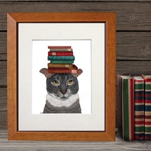 Stampa artistica di un gatto grigio con libri – Un regalo originale per gli amanti dei gatti