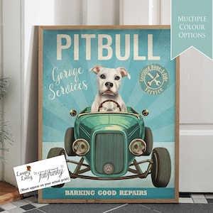 Stampa artistica di un cane Pit Bull bianco in un'auto hot rod, poster di un'officina, cane divertente in stile vintage, stampa personalizzata di un'auto classica, arte murale per garage