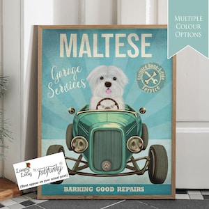 Stampa artistica di cane maltese in auto hot rod, poster di officina, cane divertente in stile vintage, stampa personalizzata di auto d'epoca, decorazione da parete per garage