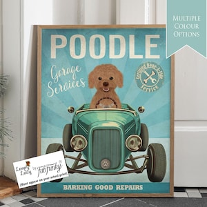 Stampa artistica di un cane barboncino giocattolo color albicocca in un'auto hot rod, poster di un'officina, cane divertente in stile vintage, stampa personalizzata di un'auto classica, arte murale per garage