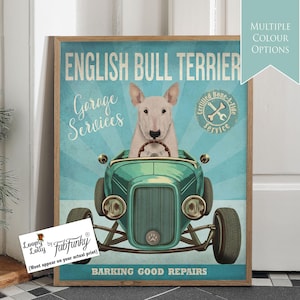 Stampa artistica di un cane Bull Terrier inglese in un'auto hot rod, poster di un'officina, cane divertente in stile vintage, stampa personalizzata di un'auto classica, arte murale per garage