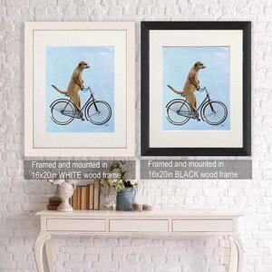 Konsttryck med surikat på cykel – Nyckfull cykelposter bild 4