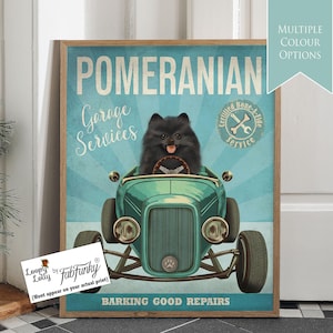 Stampa artistica di un cane Pomerania nero in un'auto hot rod, poster di un'officina, cane divertente in stile vintage, stampa personalizzata di un'auto classica, arte murale per garage