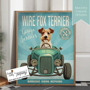 Stampa artistica di un cane Fox Terrier in un'auto hot rod, poster di un'officina, cane divertente in stile vintage, stampa personalizzata di un'auto classica, arte murale per garage
