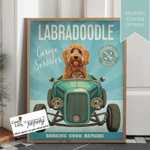 Stampa artistica di Labradoodle dorato in auto hot rod, poster di officina, cane divertente in stile vintage, stampa personalizzata di auto d'epoca, arte murale per garage, dorata
