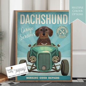 Stampa artistica di cane bassotto a pelo duro Wiener in auto hot rod, poster di officina auto, cane divertente in stile vintage, stampa personalizzata per auto d'epoca per garage