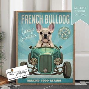 Stampa artistica di bulldog francese bianco in auto hot rod, poster di officina, cane divertente in stile vintage, stampa personalizzata di auto d'epoca, arte murale per garage