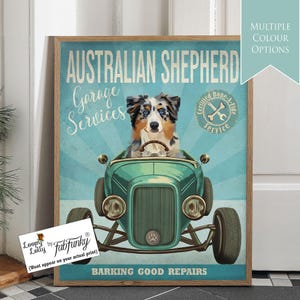Stampa artistica di un cane da pastore australiano in un'auto hot rod, poster di un'officina, cane divertente in stile vintage, stampa personalizzata di un'auto classica, garage per caverne umane