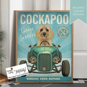 Stampa artistica di un cane Cockapoo biondo in un'auto hot rod, poster di un'officina, cane divertente in stile vintage, stampa personalizzata di un'auto classica per la decorazione della parete del garage