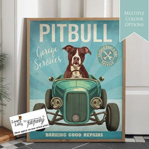 Stampa artistica di un cane pitbull rosso-marrone in un'auto hot rod, poster di un'officina, cane divertente in stile vintage, stampa personalizzata di un'auto classica, arte murale per garage
