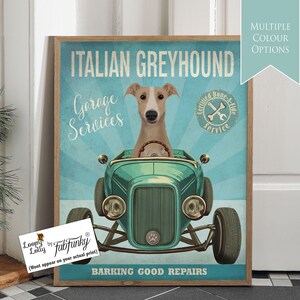 Stampa artistica di un cane levriero italiano color fulvo in un'auto hot rod, poster di un'officina, cane divertente in stile vintage, stampa personalizzata per auto d'epoca