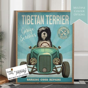 Stampa artistica di un cane Terrier tibetano in un'auto hot rod, poster di un'officina, cane divertente in stile vintage, stampa personalizzata di un'auto classica, decorazione da parete per garage