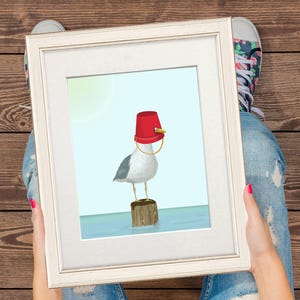 Lámina artística divertida de una gaviota con un cubo en la cabeza, decoración náutica costera para el hogar.