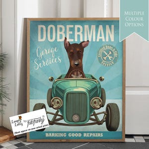 Stampa artistica di un cane Doberman in un'auto hot rod, poster di un'officina, cane divertente in stile vintage, stampa personalizzata di un'auto classica, parete del garage della caverna dell'uomo