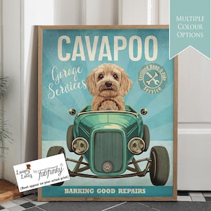 Stampa artistica di un cane biondo Cavapoo in un'auto hot rod, poster di un'officina, cane divertente in stile vintage, stampa personalizzata di un'auto classica per garage
