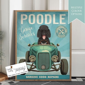 Stampa artistica di un cane barboncino standard nero in un'auto hot rod, poster di un'officina, cane divertente in stile vintage, stampa personalizzata di un'auto classica, arte murale per garage