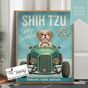 Stampa artistica di cane Shih Tzu Tan White in Hot Rod Car, poster di un'officina, cane divertente in stile vintage, stampa personalizzata di auto d'epoca, arte murale per garage