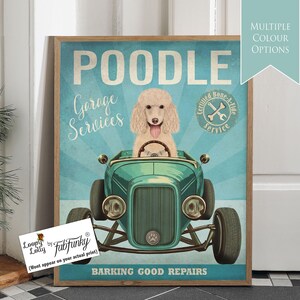 Stampa artistica di un cane barboncino standard bianco crema in un'auto hot rod, poster di un'officina, cane divertente in stile vintage, stampa personalizzata di un'auto classica, parete del garage