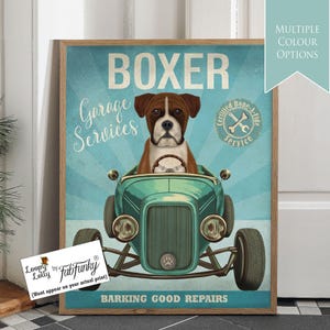 Stampa artistica del cane Boxer in auto Hot Rod, poster dell'officina, cane divertente in stile vintage, stampa personalizzata di auto d'epoca, decorazione da parete del garage della caverna dell'uomo