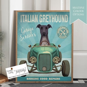 Stampa artistica di un cane levriero italiano blu in un'auto hot rod, poster di un'officina, cane divertente in stile vintage, stampa personalizzata per auto d'epoca