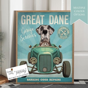 Stampa artistica di un cane Alano Arlecchino in un'auto Hot Rod, poster di un'officina, cane divertente in stile vintage, stampa personalizzata di un'auto classica, arte murale per garage