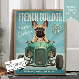 Stampa artistica di un bulldog francese fulvo in un'auto hot rod, poster di un'officina, cane divertente in stile vintage, stampa personalizzata di un'auto classica, arte murale per garage