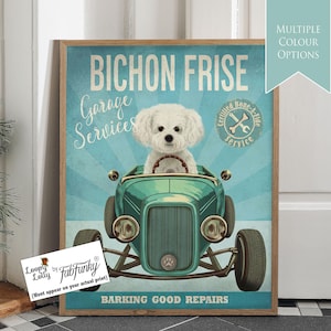 Stampa artistica di cane Bichon Frise in auto hot rod, poster di officina auto, cane divertente in stile vintage, stampa personalizzata di auto d'epoca, arte murale del garage della caverna dell'uomo