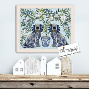 Chinoiserie-kunstprint, blauw-wit porselein Staffordshire-hondentweeling oosterse bloemenpot, decoratieve muurkunst voor landhuis of hondencadeau
