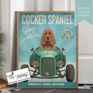 Stampa artistica di un cane Cocker Spaniel dorato in un'auto hot rod, poster di un'officina, cane divertente in stile vintage, stampa personalizzata di un'auto classica per l'arte murale del garage